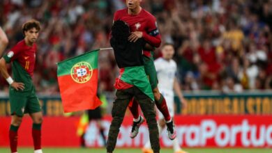 مشجع البرتغال يحمل رونالدو