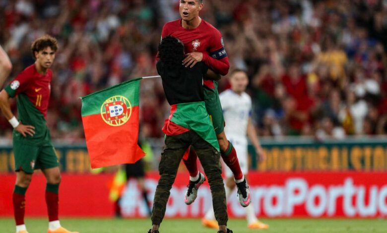 مشجع البرتغال يحمل رونالدو