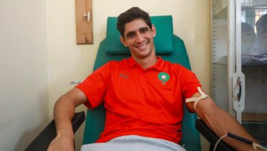 ياسين بونو يتبرع بالدم