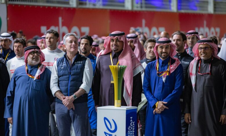 الأمير عبدالعزيز بن تركي يتوج «نِك كاسيدي» بالمركز الأول في الجولة الثانية من سباق فورمولا إي الدرعية
