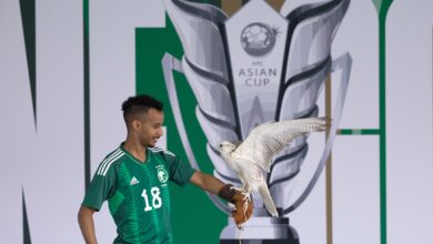 لاعبو المنتخب السعودي مع الصقر