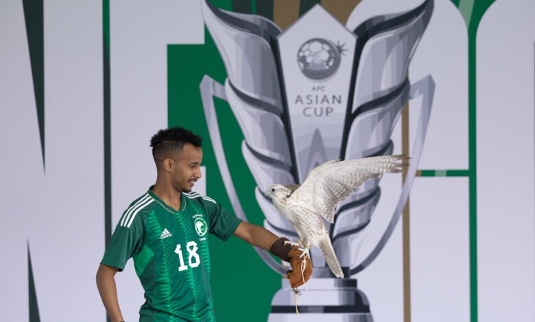 لاعبو المنتخب السعودي مع الصقر